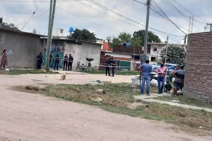 Mataron a puñaladas a una mujer y por el femicidio buscan a su expareja