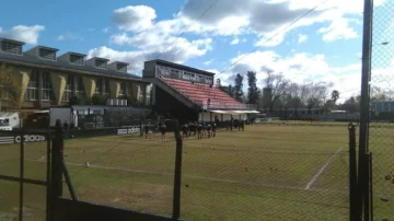 Deportivo Riestra rompió la cuarentena para entrenarse de manera clandestina en su estadio