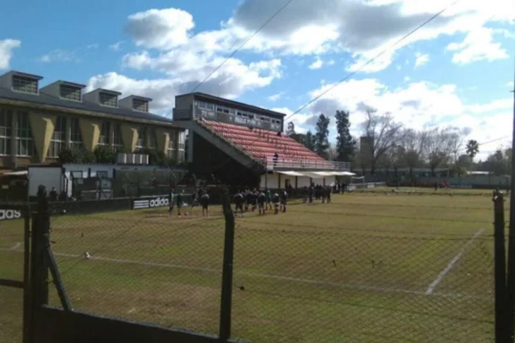 Deportivo Riestra rompió la cuarentena para entrenarse de manera clandestina en su estadio