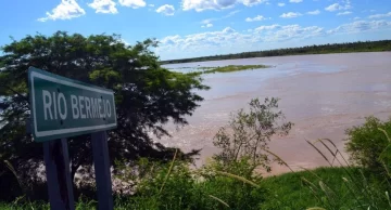 Un hombre cruzó nadando el río para cobrar los $10.000 del IFE