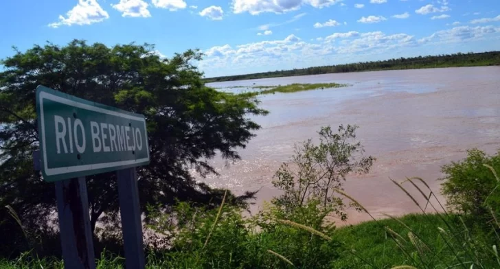 Un hombre cruzó nadando el río para cobrar los $10.000 del IFE