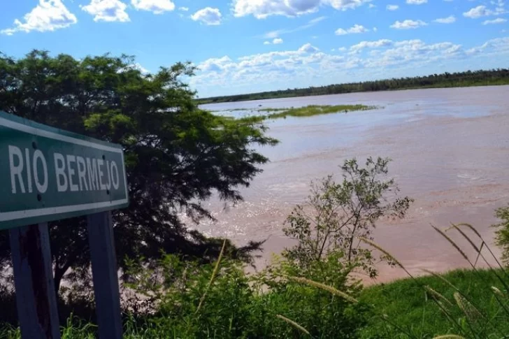 Un hombre cruzó nadando el río para cobrar los $10.000 del IFE