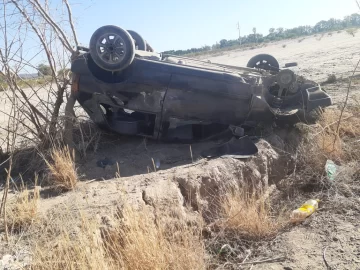 Manejaba borracho, volcó y salió ileso