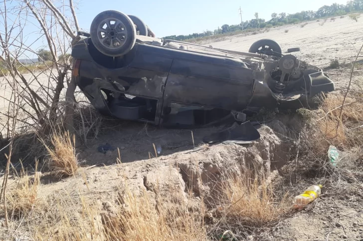 Manejaba borracho, volcó y salió ileso