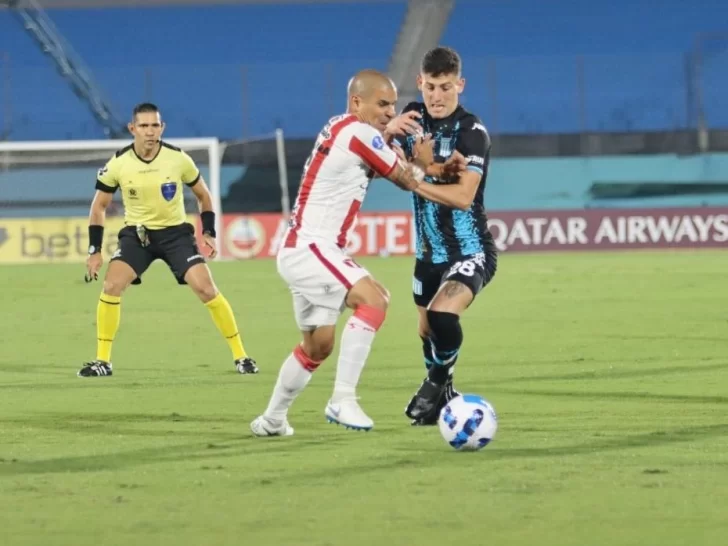 Racing, con gol de Miranda, le ganó sobre la hora 1-0 al River uruguayo