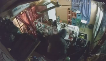 VIDEO: se meten a un kiosco a robar cigarrillos, bebidas y dinero