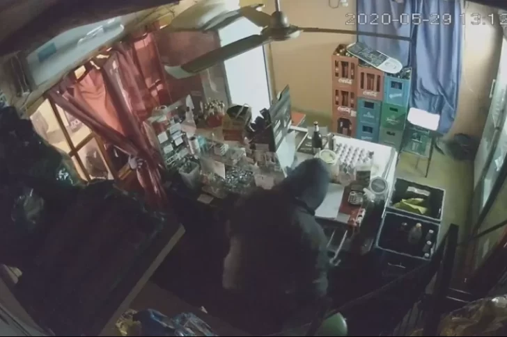 VIDEO: se meten a un kiosco a robar cigarrillos, bebidas y dinero