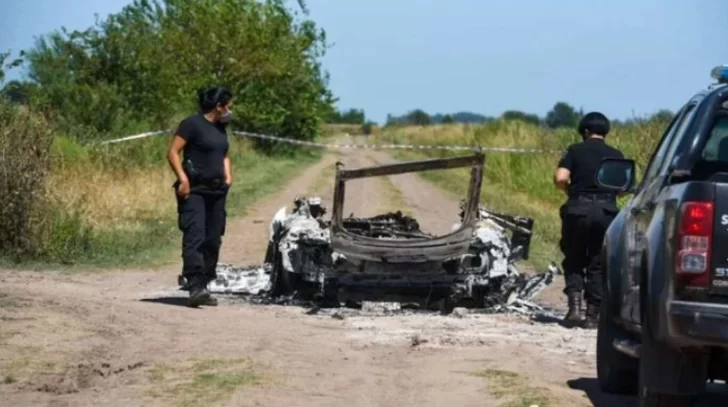 Matan a un hombre y a su beba, luego hallan su auto con el cuerpo de una mujer adentro