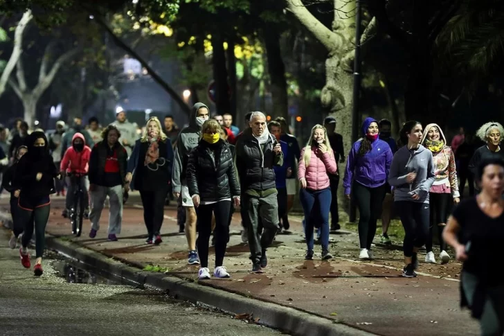 Un médico asesor del Gobierno, contra los porteños que salieron a correr: “Son insoportables”