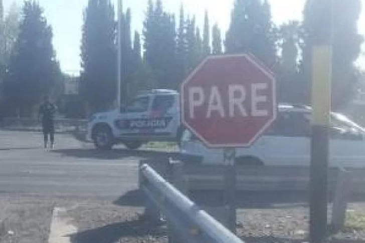 Accidente en una zona peligrosa de la Ruta 20 entre un camión y una camioneta