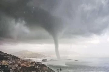 [VIDEO] Una espectacular tromba marina sorprende a todos en la costa del Líbano