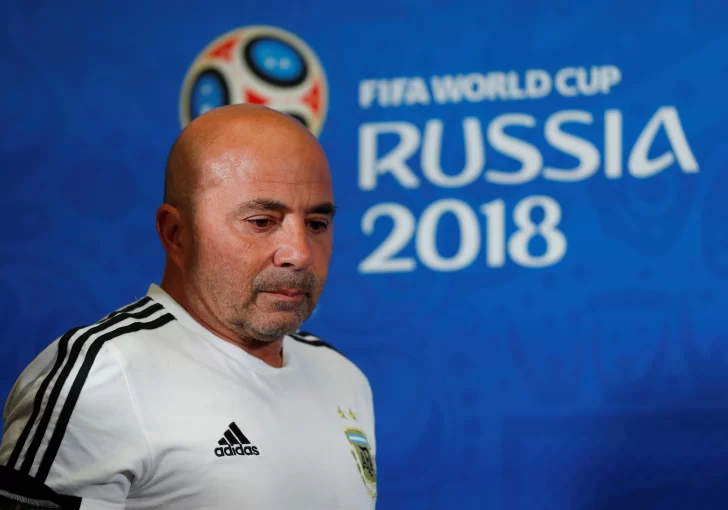 El abogado de Sampaoli llegó al país y Angelici dijo que “a fin de mes” se define todo