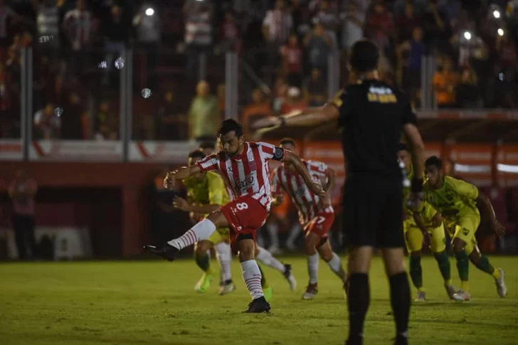 Descomunal lo de Defensa: épica remontada en Tucumán para alcanzar a Racing en la cima