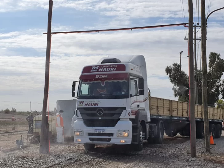 Covid-19: el “arco desinfectador” por el que ahora deben pasar todos los camiones