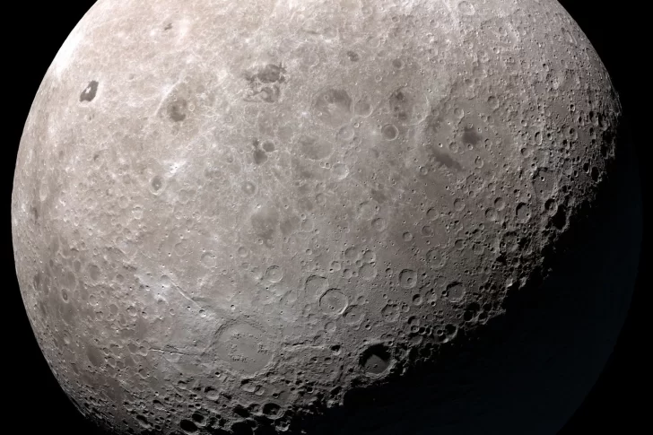 Dos estudios relevaron que la Luna contiene más agua de lo que se creía