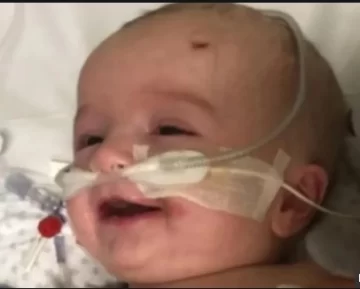 Un bebé de 14 meses se despertó con una gran sonrisa tras estar 5 días en coma