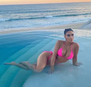 Kim Kardashian se sumó a la onda “taparrabos” pero con una bikini talla XS