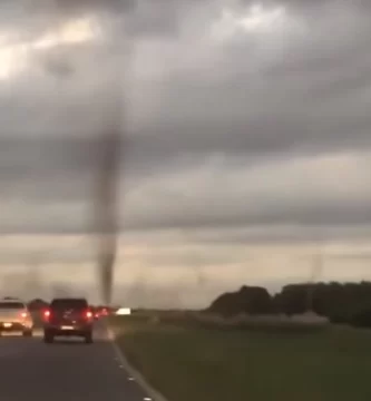 [VIDEO] Turistas registraron un “tornado” de mosquitos en la Costa