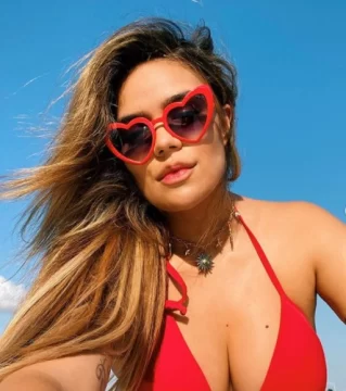 Karol G se abrió la bata y dejó ver toda su hermosura