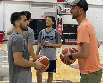 Ginóbili visitó la práctica de la selección argentina en Las Vegas antes de viajar a Tokio