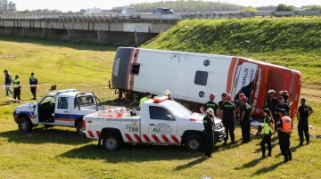 Volcó un micro doble piso: 2 muertos y al menos 13 heridos