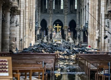 Creen que un cortocircuito provocó el incendio en la catedral de Notre Dame