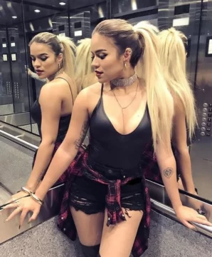 Karol G paralizó las redes con un video bajo la ducha