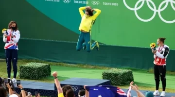 [FOTOS] Una australiana ganó el oro en canotaje luego de arreglar su kayak con un preservativo