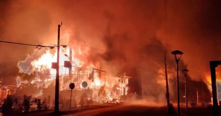 Prenden fuego a una municipalidad en protesta por la muerte del malabarista chileno