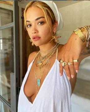 ¡Rita Ora le sube la temperatura al fin de semana con un body super cavado!