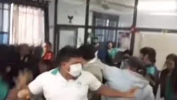 [VIDEO] Una discusión salarial de municipales en Formosa terminó en una brutal pelea