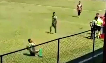 [VIDEO] Increíble simulación: un jugador tomó una piedra y se “autogolpeó” pero quedó todo filmado