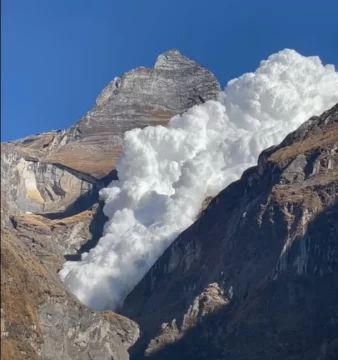 Montañistas arriesgan su vida para filmar una avalancha ¡Mirá las increíbles imágenes!