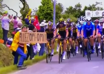 [VIDEO] Aficionado provoca terrible caída masiva en el Tour de Francia: más de cien ciclistas involucrados