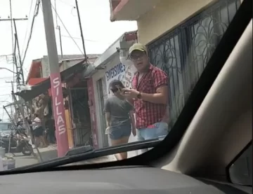 Hablaba con su amante por celular, pero un error hizo que su pareja escuchara todo