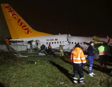 Un avión con 177 pasajeros se despistó y se partió en tres en Estambul: una persona falleció