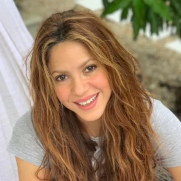 Shakira se abrió la bata de baño y lo que se vio enamoró a sus seguidores