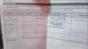 Le dieron 2 dosis de diferentes vacunas: “Tengo miedo, me pregunto si me voy a morir”