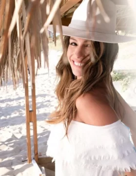 Pampita presentó su bikini con un video, pero es 2 o 3 tallas más chica de lo que corresponde