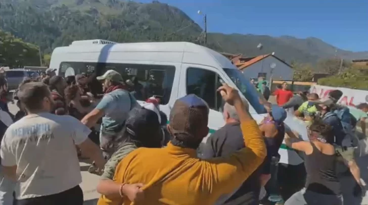 Manifestantes atacaron la combi en la que Alberto Fernández llegó a Chubut