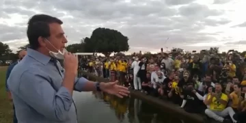 Bolsonaro se bajó el barbijo y saludó a simpatizantes a pesar de que tiene coronavrius