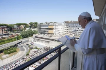 El Vaticano anunció que el papa Francisco permanecerá internado unos días más