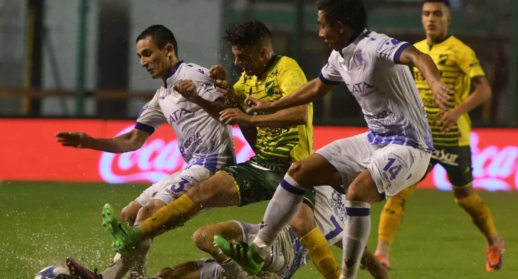 Defensa y Godoy Cruz, muy poco bajo un diluvio