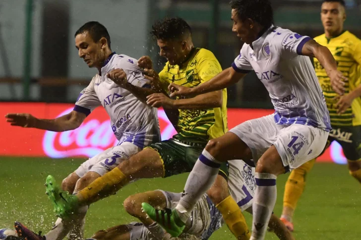 Defensa y Godoy Cruz, muy poco bajo un diluvio