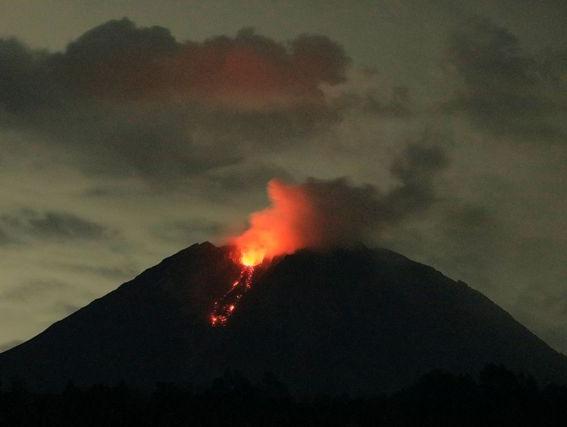 Se elevó a 34 el número muertos por la erupción del volcán Semeru de Indonesia