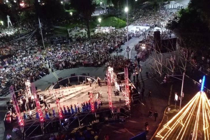 Ante 10.000 personas, Jairo y Baglietto brillaron en el show frente a la Legislatura