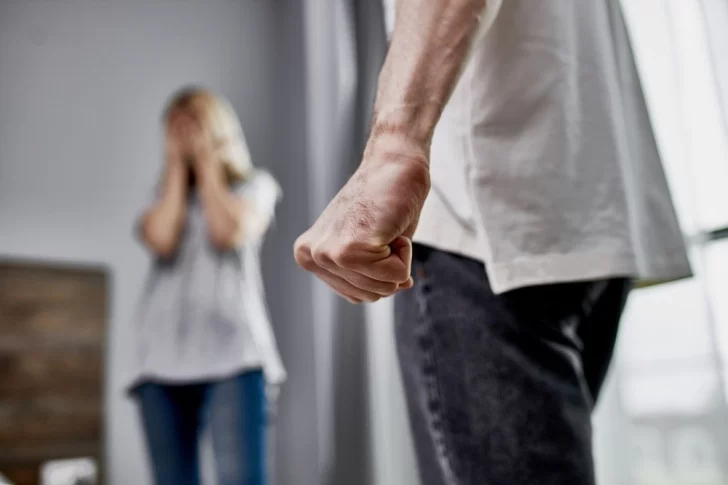 Su pareja le dijo que quería terminar la relación, se enojó y la golpeó