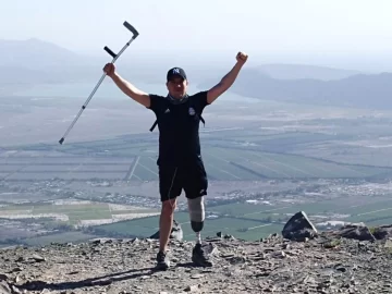 Perdió una pierna y una prótesis cambió su vida: hace deporte y ascendió las Sierras Azules