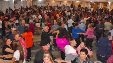 Más de 500 adultos mayores se aglomeraron en una fiesta de bailes típicos