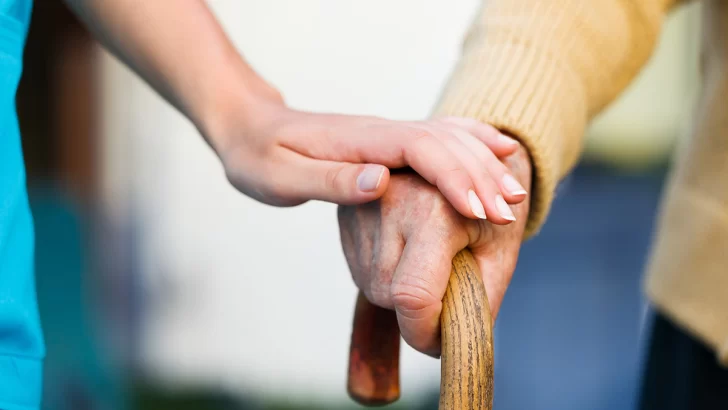 Tiempo y dedicación para aliviar la soledad